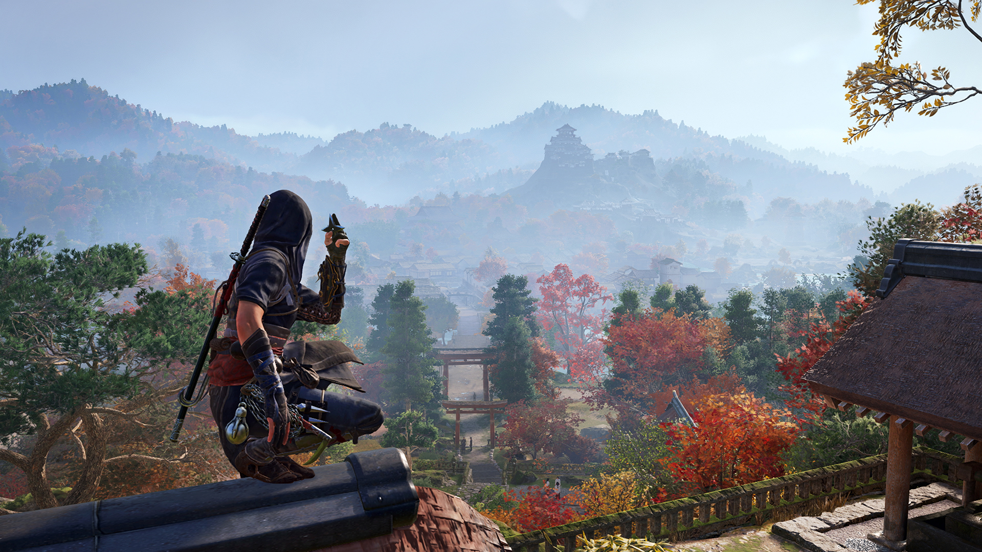 高い場所から紅葉の景色を見渡すアサシン クリード シャドウズの場面